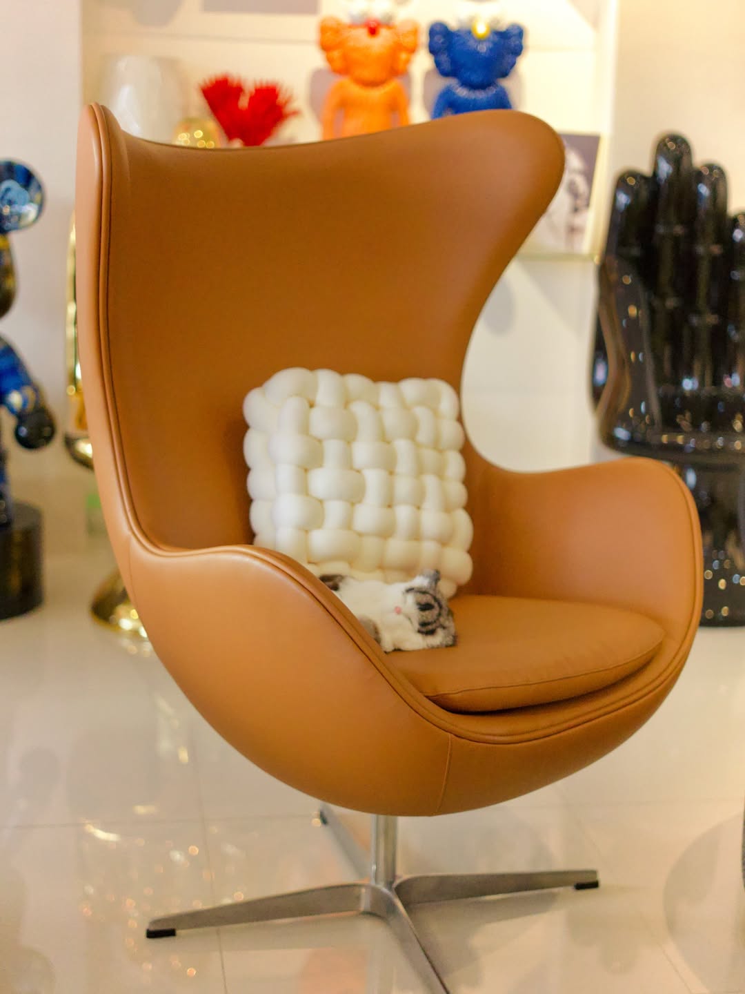 Duke Egg Chair Brown